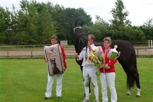 Tirana and the proud owners. The best mare of Region 6 in the dressage discipline.